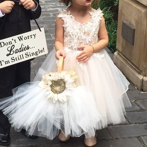 STUNNING FLOWER GIRL DRESS!